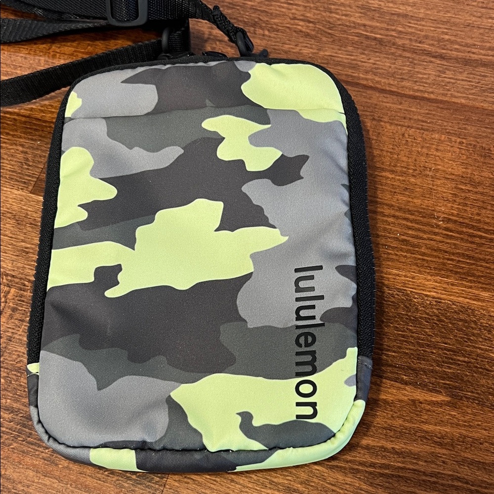 Lululemon Easy Access Camouflage Belt/Crossbody Bag mint and black - Picture 4 of 12
